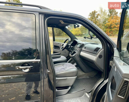 Черный Фольксваген Мультиван, объемом двигателя 3.2 л и пробегом 256 тыс. км за 15400 $, фото 13 на Automoto.ua