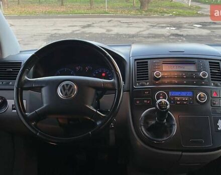 Черный Фольксваген Мультиван, объемом двигателя 2.5 л и пробегом 377 тыс. км за 11990 $, фото 17 на Automoto.ua
