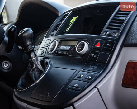 Черный Фольксваген Мультиван, объемом двигателя 2.5 л и пробегом 354 тыс. км за 13900 $, фото 23 на Automoto.ua