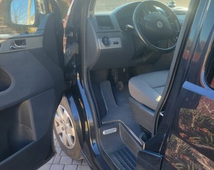 Черный Фольксваген Мультиван, объемом двигателя 2.5 л и пробегом 428 тыс. км за 10700 $, фото 6 на Automoto.ua