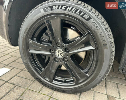 Черный Фольксваген Мультиван, объемом двигателя 1.97 л и пробегом 300 тыс. км за 25000 $, фото 44 на Automoto.ua