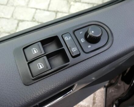 Черный Фольксваген Мультиван, объемом двигателя 2 л и пробегом 195 тыс. км за 9400 $, фото 13 на Automoto.ua