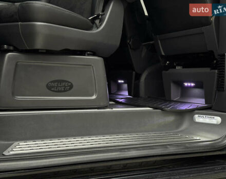 Черный Фольксваген Мультиван, объемом двигателя 2 л и пробегом 299 тыс. км за 24750 $, фото 45 на Automoto.ua