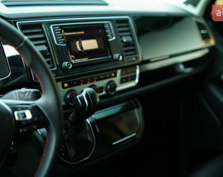 Чорний Фольксваген Мультиван, об'ємом двигуна 2 л та пробігом 265 тис. км за 45000 $, фото 33 на Automoto.ua