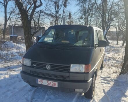 Черный Фольксваген Мультиван, объемом двигателя 2.4 л и пробегом 300 тыс. км за 2900 $, фото 1 на Automoto.ua