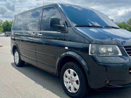 Черный Фольксваген Мультиван, объемом двигателя 2.5 л и пробегом 310 тыс. км за 13000 $, фото 1 на Automoto.ua
