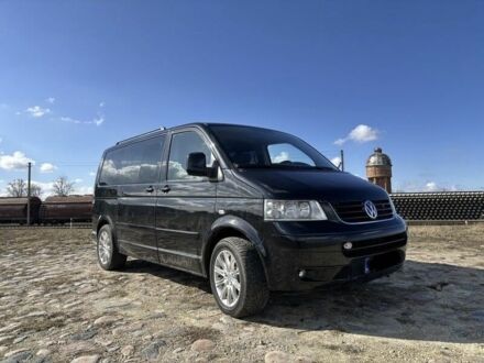 Черный Фольксваген Мультиван, объемом двигателя 2.5 л и пробегом 300 тыс. км за 6500 $, фото 1 на Automoto.ua