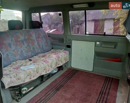 Красный Фольксваген Мультиван, объемом двигателя 0 л и пробегом 300 тыс. км за 3700 $, фото 4 на Automoto.ua