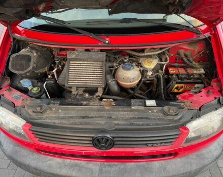 Красный Фольксваген Мультиван, объемом двигателя 2.5 л и пробегом 320 тыс. км за 3700 $, фото 2 на Automoto.ua