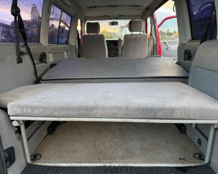 Красный Фольксваген Мультиван, объемом двигателя 2.5 л и пробегом 320 тыс. км за 3700 $, фото 7 на Automoto.ua