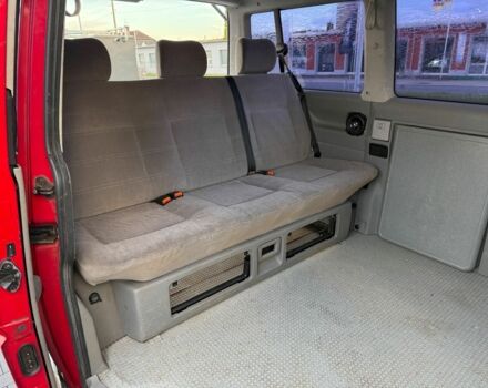 Красный Фольксваген Мультиван, объемом двигателя 2.5 л и пробегом 320 тыс. км за 3700 $, фото 8 на Automoto.ua