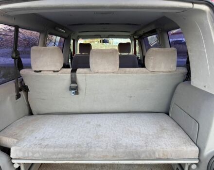 Красный Фольксваген Мультиван, объемом двигателя 2.5 л и пробегом 320 тыс. км за 3700 $, фото 9 на Automoto.ua