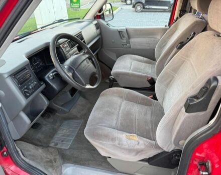 Красный Фольксваген Мультиван, объемом двигателя 2.5 л и пробегом 320 тыс. км за 3700 $, фото 6 на Automoto.ua