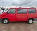 Красный Фольксваген Мультиван, объемом двигателя 2.5 л и пробегом 320 тыс. км за 3700 $, фото 1 на Automoto.ua