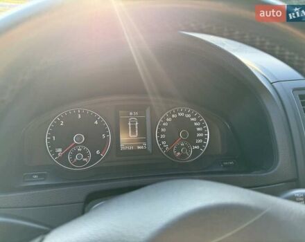 Красный Фольксваген Мультиван, объемом двигателя 1.98 л и пробегом 217 тыс. км за 18500 $, фото 23 на Automoto.ua