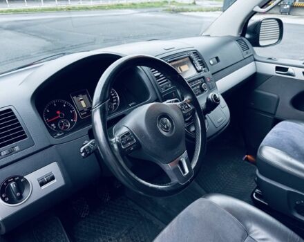 Червоний Фольксваген Мультиван, об'ємом двигуна 2 л та пробігом 203 тис. км за 8500 $, фото 13 на Automoto.ua