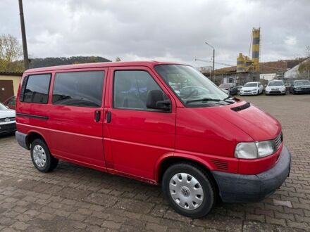 Красный Фольксваген Мультиван, объемом двигателя 2.5 л и пробегом 320 тыс. км за 3700 $, фото 1 на Automoto.ua