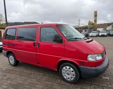 Красный Фольксваген Мультиван, объемом двигателя 2.5 л и пробегом 320 тыс. км за 3700 $, фото 1 на Automoto.ua