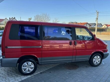 Красный Фольксваген Мультиван, объемом двигателя 2.5 л и пробегом 286 тыс. км за 2092 $, фото 1 на Automoto.ua