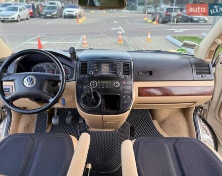 Жовтий Фольксваген Мультиван, об'ємом двигуна 2.5 л та пробігом 370 тис. км за 10999 $, фото 12 на Automoto.ua