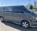 Серый Фольксваген Мультиван, объемом двигателя 2.5 л и пробегом 210 тыс. км за 13700 $, фото 2 на Automoto.ua