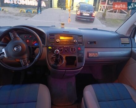 Серый Фольксваген Мультиван, объемом двигателя 2.5 л и пробегом 290 тыс. км за 12700 $, фото 9 на Automoto.ua