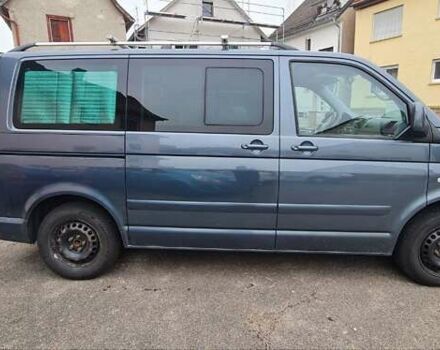 Серый Фольксваген Мультиван, объемом двигателя 2.5 л и пробегом 370 тыс. км за 12000 $, фото 1 на Automoto.ua