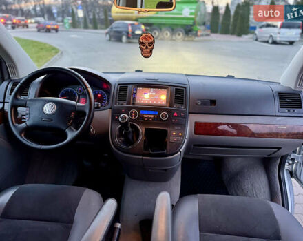 Серый Фольксваген Мультиван, объемом двигателя 2.5 л и пробегом 359 тыс. км за 16999 $, фото 8 на Automoto.ua