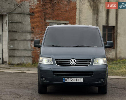 Серый Фольксваген Мультиван, объемом двигателя 2.5 л и пробегом 322 тыс. км за 14350 $, фото 1 на Automoto.ua