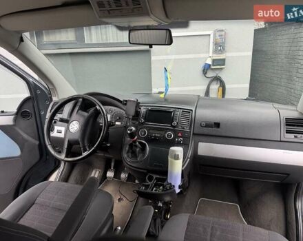 Серый Фольксваген Мультиван, объемом двигателя 2.5 л и пробегом 270 тыс. км за 14000 $, фото 7 на Automoto.ua