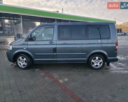 Серый Фольксваген Мультиван, объемом двигателя 2.5 л и пробегом 270 тыс. км за 14000 $, фото 1 на Automoto.ua