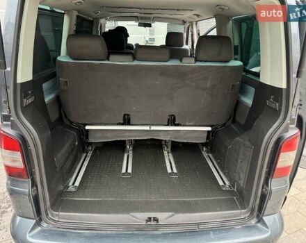 Серый Фольксваген Мультиван, объемом двигателя 2.5 л и пробегом 270 тыс. км за 14000 $, фото 10 на Automoto.ua