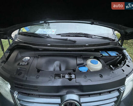 Сірий Фольксваген Мультиван, об'ємом двигуна 2.46 л та пробігом 330 тис. км за 18500 $, фото 3 на Automoto.ua