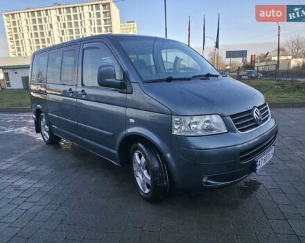 Серый Фольксваген Мультиван, объемом двигателя 2.5 л и пробегом 270 тыс. км за 14000 $, фото 6 на Automoto.ua