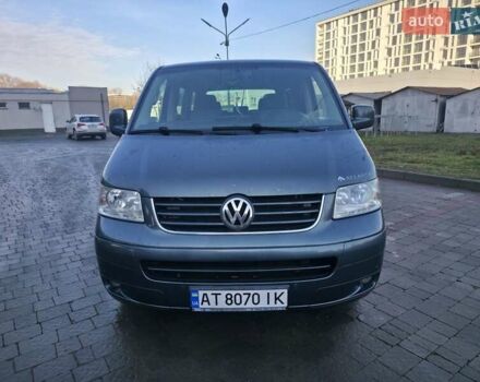 Серый Фольксваген Мультиван, объемом двигателя 2.5 л и пробегом 270 тыс. км за 14000 $, фото 2 на Automoto.ua