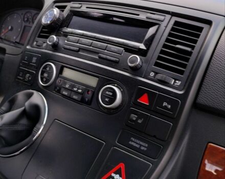 Серый Фольксваген Мультиван, объемом двигателя 2.5 л и пробегом 277 тыс. км за 16000 $, фото 4 на Automoto.ua