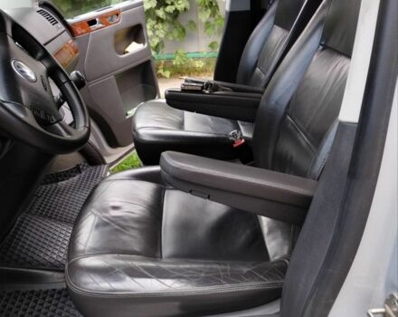 Серый Фольксваген Мультиван, объемом двигателя 2.5 л и пробегом 277 тыс. км за 16000 $, фото 3 на Automoto.ua