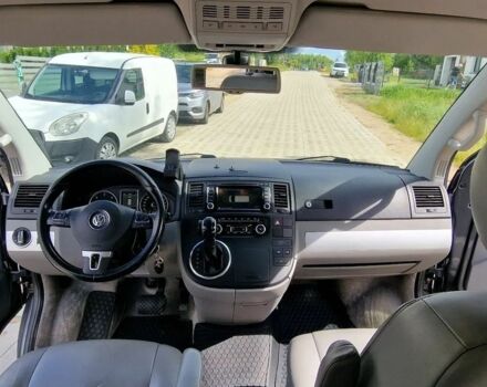 Серый Фольксваген Мультиван, объемом двигателя 2 л и пробегом 222 тыс. км за 8300 $, фото 7 на Automoto.ua