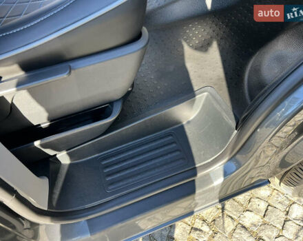 Серый Фольксваген Мультиван, объемом двигателя 2 л и пробегом 209 тыс. км за 27900 $, фото 69 на Automoto.ua