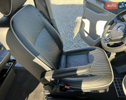 Сірий Фольксваген Мультиван, об'ємом двигуна 2 л та пробігом 209 тис. км за 27900 $, фото 61 на Automoto.ua