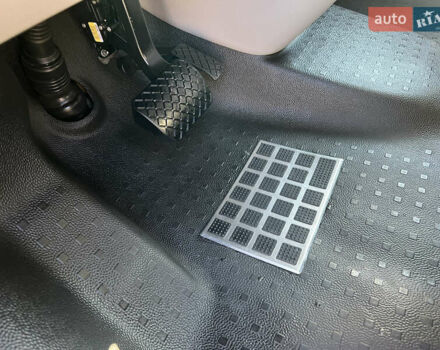 Сірий Фольксваген Мультиван, об'ємом двигуна 2 л та пробігом 209 тис. км за 27900 $, фото 53 на Automoto.ua