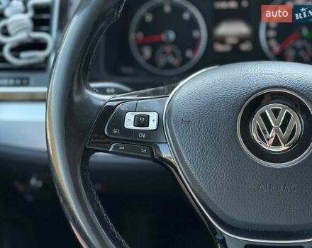 Серый Фольксваген Мультиван, объемом двигателя 2 л и пробегом 176 тыс. км за 46300 $, фото 3 на Automoto.ua