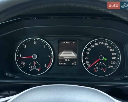 Серый Фольксваген Мультиван, объемом двигателя 2 л и пробегом 176 тыс. км за 46300 $, фото 4 на Automoto.ua