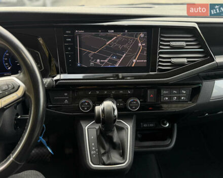 Серый Фольксваген Мультиван, объемом двигателя 2 л и пробегом 194 тыс. км за 50300 $, фото 3 на Automoto.ua