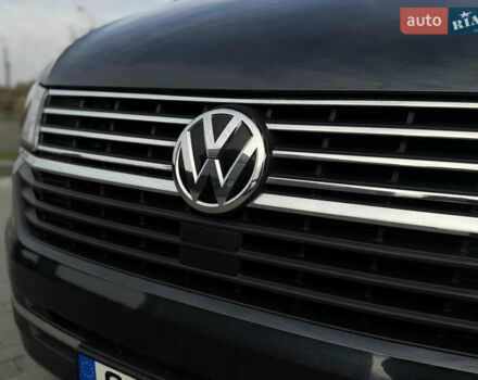 Серый Фольксваген Мультиван, объемом двигателя 2 л и пробегом 194 тыс. км за 50300 $, фото 5 на Automoto.ua