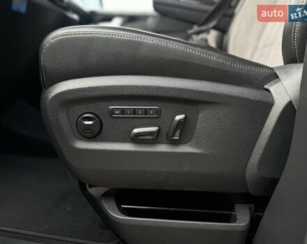 Серый Фольксваген Мультиван, объемом двигателя 2 л и пробегом 194 тыс. км за 50300 $, фото 2 на Automoto.ua