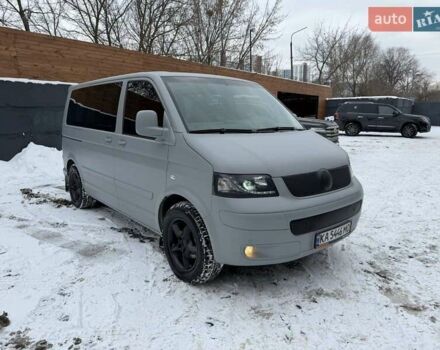 Серый Фольксваген Мультиван, объемом двигателя 2.46 л и пробегом 230 тыс. км за 9900 $, фото 1 на Automoto.ua