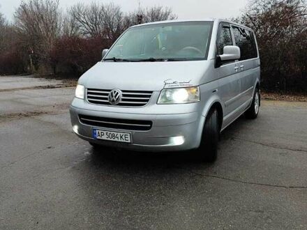 Серый Фольксваген Мультиван, объемом двигателя 2.46 л и пробегом 325 тыс. км за 12000 $, фото 1 на Automoto.ua