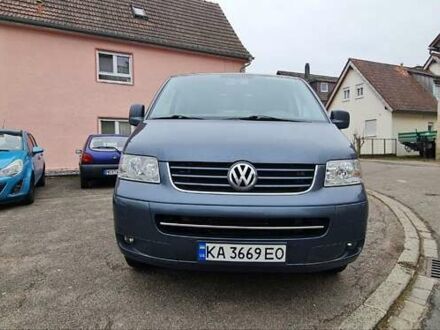 Серый Фольксваген Мультиван, объемом двигателя 2.5 л и пробегом 370 тыс. км за 12000 $, фото 1 на Automoto.ua