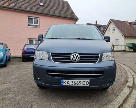 Серый Фольксваген Мультиван, объемом двигателя 2.5 л и пробегом 370 тыс. км за 12000 $, фото 1 на Automoto.ua